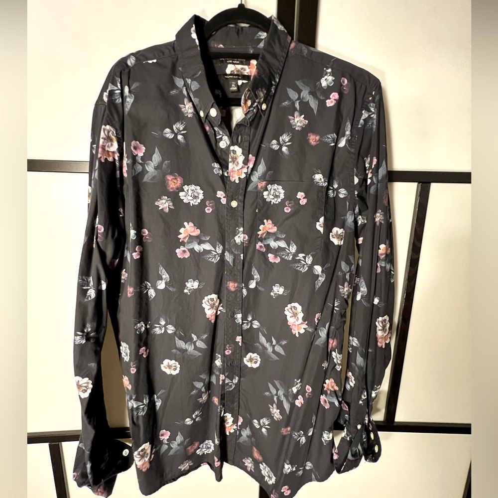 Banana Republic Luxe Poplin Men’s Floral Untucked Slim Fit Button Down Shirt.